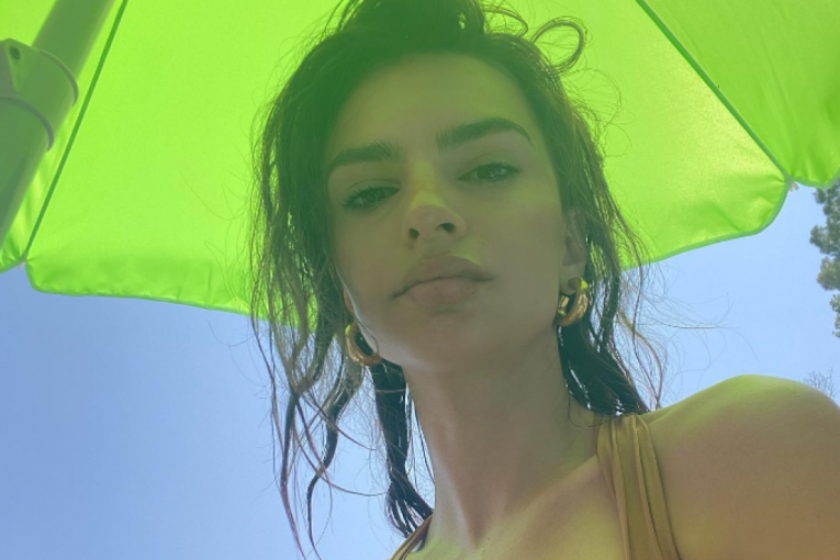 Emili u prirodnom izdanju sa mokrom kosom i u kupaćem