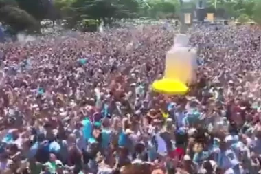 ZEMLJOTRES U BUENOS AJRESU: Potpuna ludnica, OVAKO se slavi SVETSKA titula! (VIDEO)