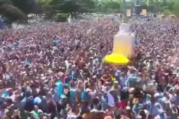 ZEMLJOTRES U BUENOS AJRESU: Potpuna ludnica, OVAKO se slavi SVETSKA titula! (VIDEO)