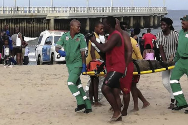 JEZIVA TRAGEDIJA U JUŽNOJ AFRICI! Veliki talas udario u plažu u gradu, tri osobe NASTRADALE!