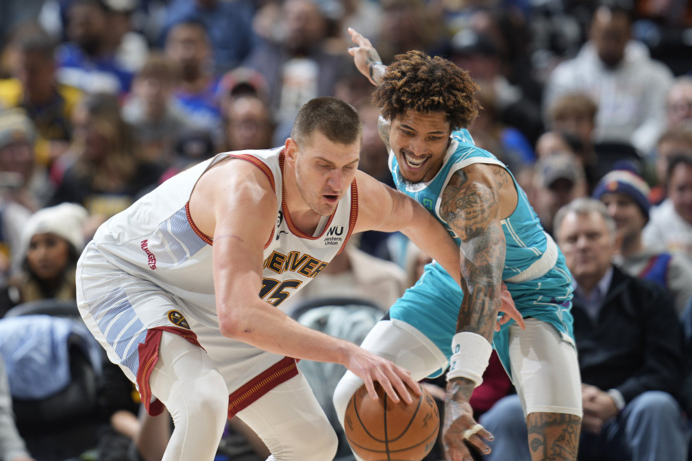 Nikola Jokić na meču Denver - Šarlot