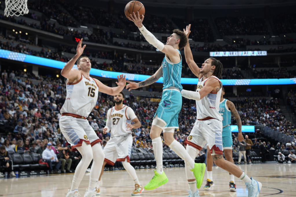 Nikola Jokić na meču Denver - Šarlot