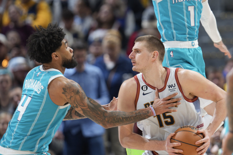 Nikola Jokić na meču Denver - Šarlot