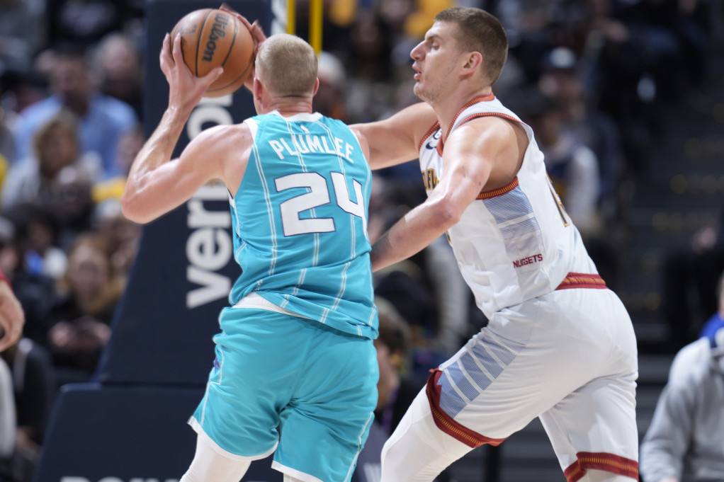 Nikola Jokić na meču Denver - Šarlot