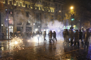 Na ulicama - RATNO STANJE! Francuzi u OKRŠAJU sa policijom posle poraza od Argentine, ima POVREĐENIH! (FOTO, VIDEO)