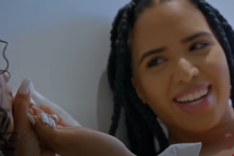 Majka ljubi ćerku u ruku