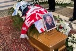 SAMO SUZE I VELIKI BOL: Ovo je NAJMUČNIJA slika sa sahrane Siniše Mihajlovića! (FOTO)