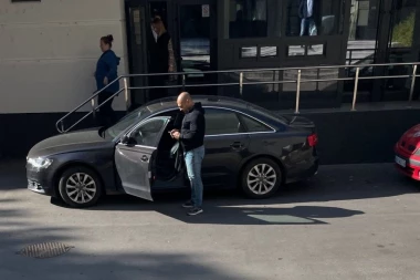 DA LI SE ZA OVO KORISTI VOZILO MUP?! Inspektor Malog Sente službenim autom dovezao ženu okrivljenog u pritvor u Bačvanskoj - pravo kroz rampu (FOTO)