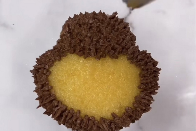 Stavljanje šlaga na mafin