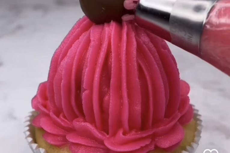 Stavljanje ukrasa na kapu