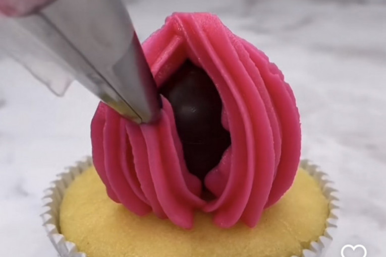 Bombonu prekrivamo šlagom