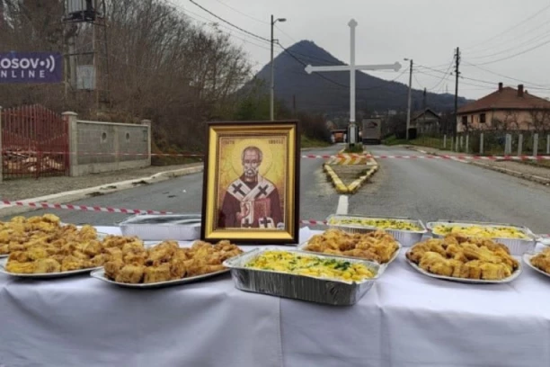 SVETOG NIKOLU OBELEŽAVAJU NA BARIKADAMA! Srbi se goste kod krsta na Rudaru!