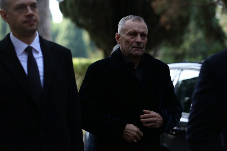 Kovčeg Siniše Mihajlovića stigao na groblje