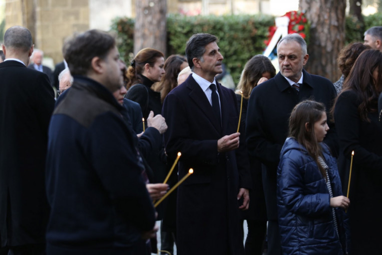 Kovčeg Siniše Mihajlovića stigao na groblje