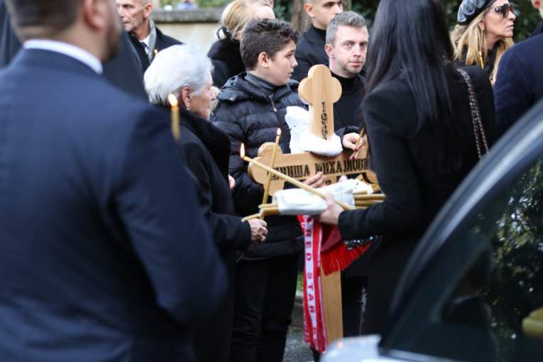 Kovčeg Siniše Mihajlovića stigao na groblje