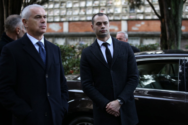 Kovčeg Siniše Mihajlovića stigao na groblje