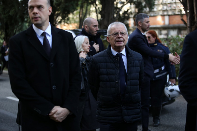 Kovčeg Siniše Mihajlovića stigao na groblje