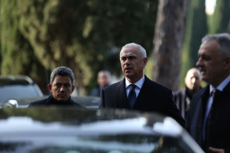 Kovčeg Siniše Mihajlovića stigao na groblje