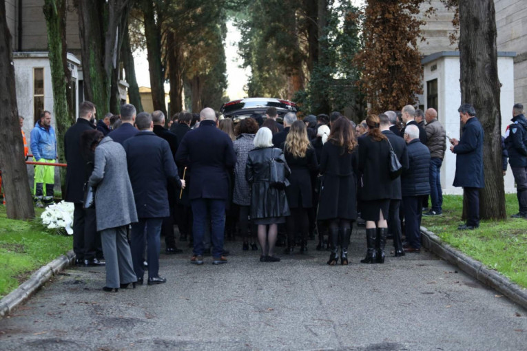 Kovčeg Siniše Mihajlovića stigao na groblje