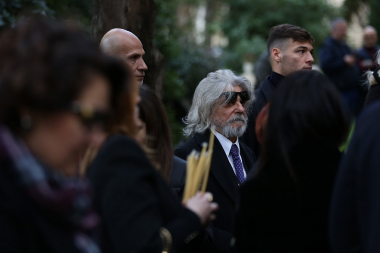 Kovčeg Siniše Mihajlovića stigao na groblje