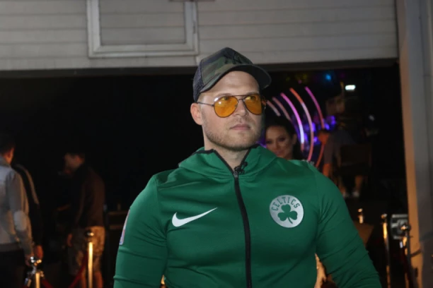 "ALEKS JE ISKORISTILA DEJANA ZBOG PARA" Teča iz Beča osudio preljubnicu "Zadruge 6", pa ponizio Cara "On nije frajer"