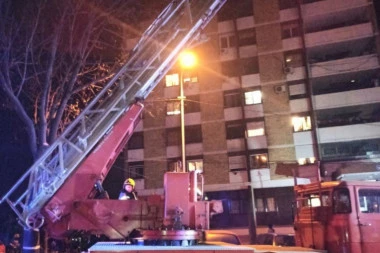VELIKI POŽAR U ŽELEZNIKU: Gori stan u potkrovlju (FOTO/VIDEO)