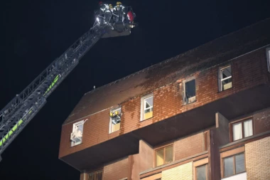 PRVI SNIMCI SA MESTA NA KOM JE IZBIO POŽAR U ŽELEZNIKU: Vatrogasci spasili ljude direktno iz vatrene stihije! (FOTO/VIDEO)