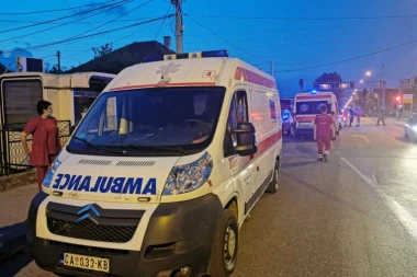 OBOREN PEŠAK U MIRIJEVU: Vozač zakačio maloletnika (16), ležao dok nije došla hitna pomoć