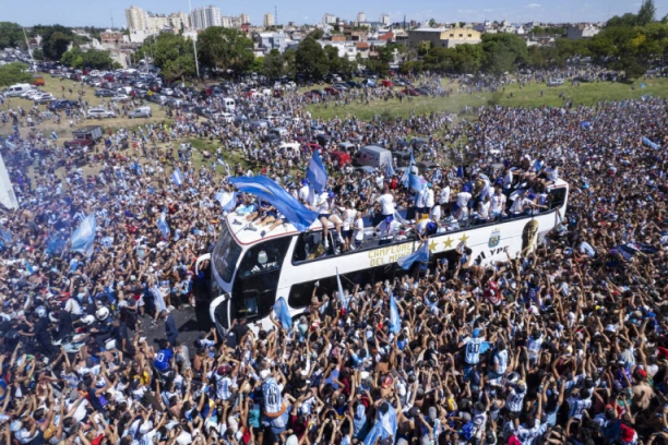 JEZIVE SCENA NA PROSLAVI TITULE! Argentinac sa mosta pokušao da skoči na Mesija, pa pao sa autobusa (VIDEO)