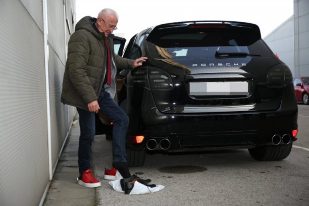 HIT PAPARACO! Uhvatili smo Eru Ojdanića kako se nasred ulice IZUVA, ljudi gledaju u neverici (FOTO)