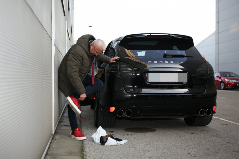 Era Ojdanić se izuva nasred ulice