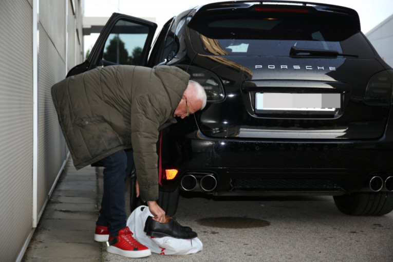 Era Ojdanić se izuva nasred ulice