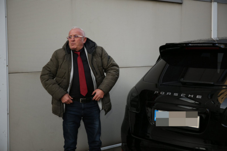 Era Ojdanić se izuva nasred ulice