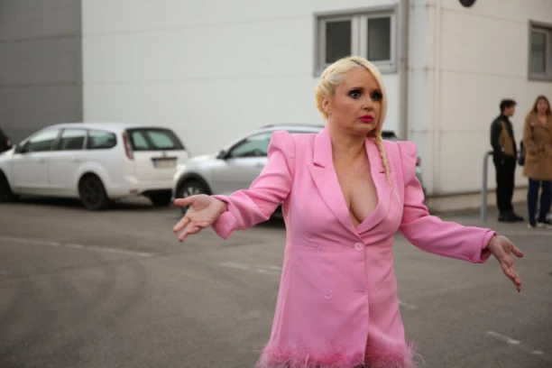 MAJA NIKOLIĆ SE UDAJE ZA BIZNISMENA! Zavela nekadašnjeg opasnog momka - ovako je povezan sa Kaćinim Stojketom!