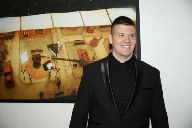 OVAKO SLOBA RADANOVIĆ PROSLAVLJA BADNJE JUTRO: Pevač JEDNIM POTEZOM oduševio javnost! (FOTO)