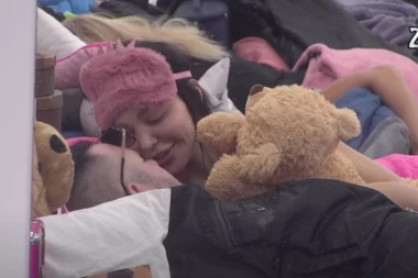 PAO POLJUBAC MAJE I CARA? Marinkovićeva pokušala da se sakrije od kamera, pa molila Filipa za malo nežnosti! (VIDEO)