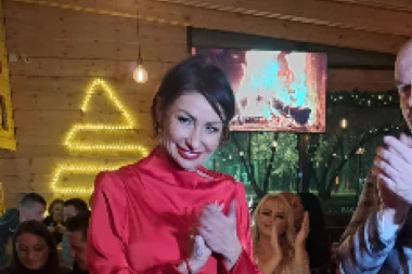 SUZANA PERIĆ PROSLAVILA JUBILARNI 50. ROĐENDAN: Modna dizajnerka oduvala svećice, pa otkrila svoju NAJVEĆU ŽELJU!  (VIDEO)