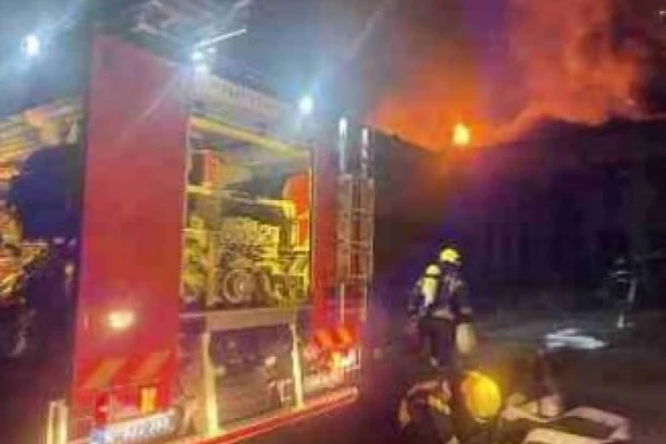 POŽAR U CENTRU BEOGRADA, GORI NAPUŠTENA ZGRADA! Vatrogasci se bore sa vatrenom stihijom