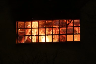 GORI POGREBNO PREDUZEĆE U RIPNJU: Na terenu pet vatrogasnih vozila, vatra zahvatila magacin pun drveta