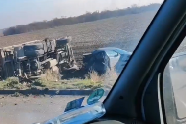 TEŠKA SAOBRAĆAJNA NESREĆA NA PUPINOVOM MOSTU: Kamion i automobil se sudarili, pa sleteli sa kolovoza - ima povređenih (VIDEO)