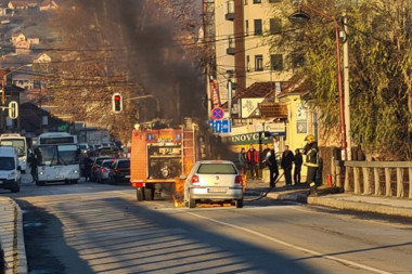 INCIDENT U ČAČKU: Zapalilo se vozilo, dim KULJAO na sve strane!