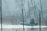 APOKALIPSA NA IBRU: Podivljala reka nosi celu kuću, samo krov viri iz vode (VIDEO)