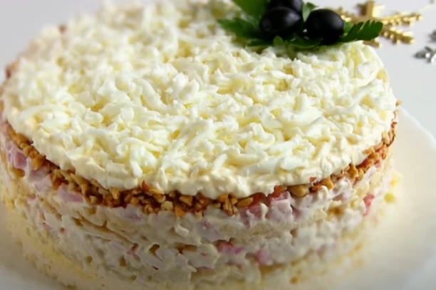 NOVOGODIŠNJA SALATA SNEŽNA KRALJICA: Od sada ćete samo nju pripremati - pravi ukras svake trpeze!