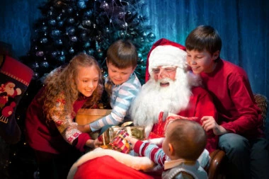 ZAŠTO DECA TREBA DA VERUJU U DEDA MRAZA? To uverenje im pruža da razumeju svet! A evo kako je nastao najpopularniji dekica na svetu