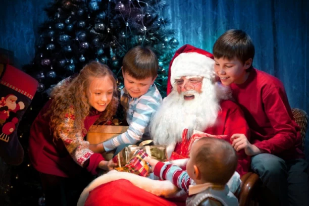 ZAŠTO DECA TREBA DA VERUJU U DEDA MRAZA? To uverenje im pruža da razumeju svet! A evo kako je nastao najpopularniji dekica na svetu