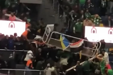 HOROR U HALI! Tribina se URUŠILA, desetine navijača POVREĐENO! Meč PREKINUT, igrači u šoku napustili teren! (FOTO, VIDEO)