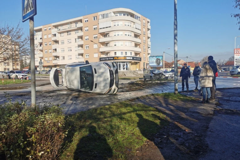 JEZIVI PRIZORI SA MESTA STRAVIČNE NESREĆE U ČAČKU: Sudar dva vozila - jedno prevrnuto, drugo potpuno SMRSKANO! (FOTO)