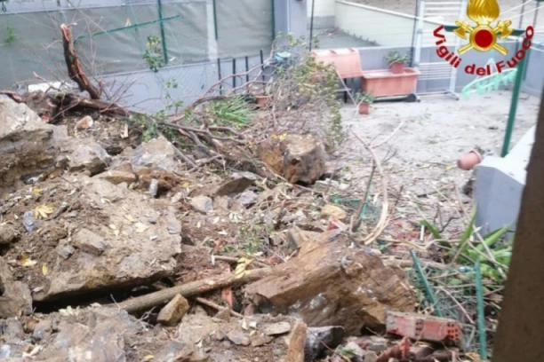 OBRUŠILO SE BRDO U ĐENOVI - SURVALO SE NA ZGRADE: Stanari hitno evakuisani, strahuje se da bi situacija mogla da se pogorša (FOTO)