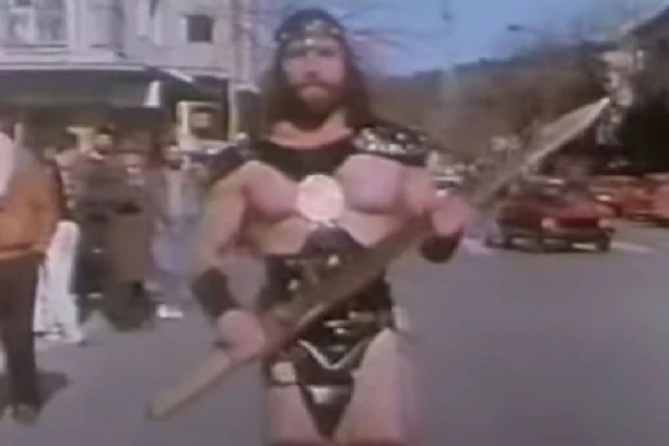 JA ZNAM KAKO, CRNA GORA KA’ MONAKO: Boro Miranović, nesuđeni kralj i predsednik, šetao Podgoricom kao Konan (VIDEO)