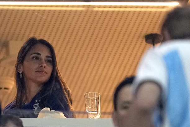 VRELA ANTONELA! Supruga Lea Mesija u NIKAD VIĐENOM izdanju! Argentinac kući ima DVE BOGINJE! (VIDEO)